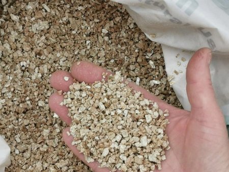 الفيرموكلايت (Vermiculite )